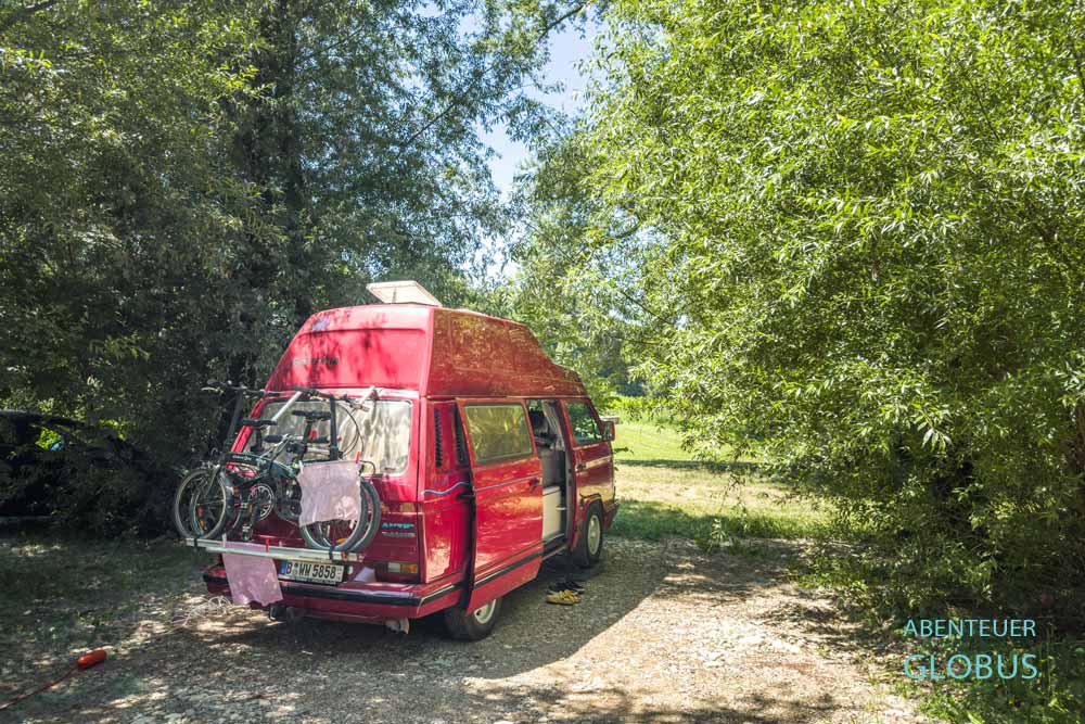 Roter VW T3 Bulli auf einem Stellplatz im Autocamp SAN Soul and Nature nahe Sanski Most, Bosnien und Herzegowina