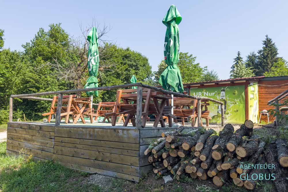 Freisitz mit grünen Schirmen vom Bistro Vodopad Blihe am Wasserfall Blihe nahe der Stadt Sanski Most