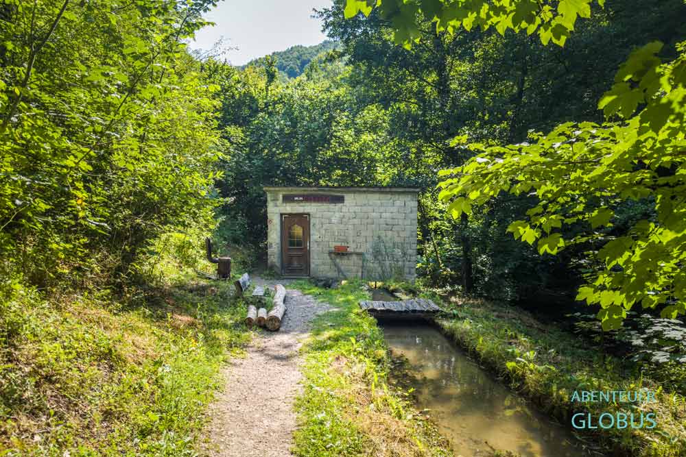 Wassermühle (Vodenica) am Fluss Bliha nahe Wasserfall Blihe bei Sanski Most, Bosnien und Herzegowina