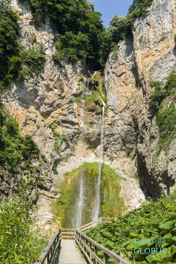 Holzsteg, Felswand und Wasserfall Blihe in der Nähe von Sanski Most in Bosnien und Herzegowina