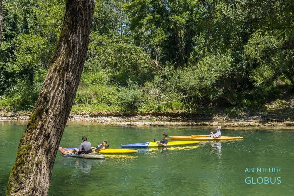 Vier Kajaks auf dem Fluss Sana bei Sanski Most in Bosnien und Herzegowina