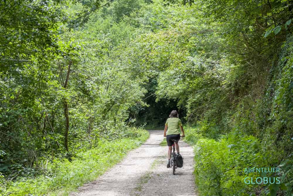 Radfahrerin auf einem Weg in der Natur nahe Sanski Most