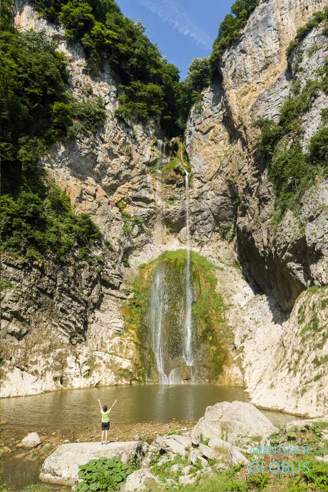 Touristin auf einem Felsen am Blihe-Wasserfall im Bliha Tal nahe Sanski Most