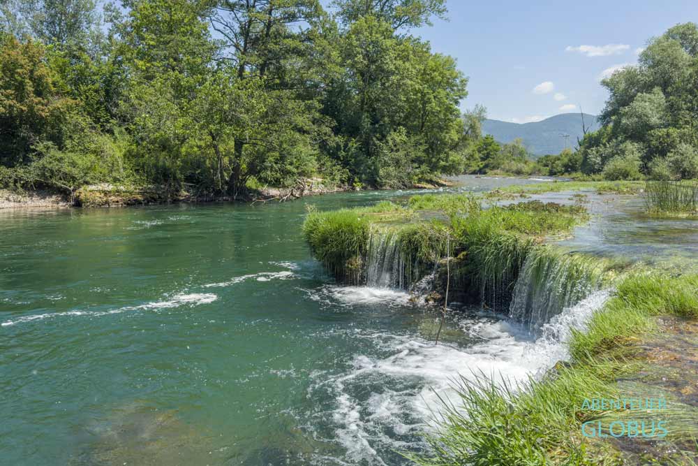 Fluss Sana mit kleinem Wasserfall bei Sanski Most