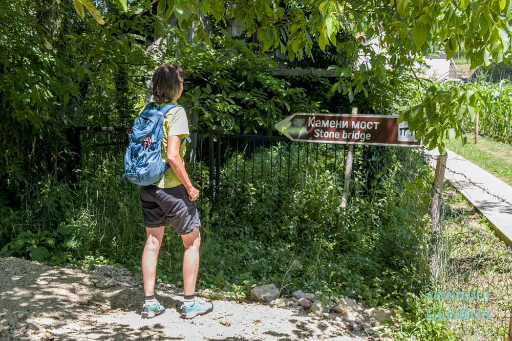 Wanderin am Schild Stone Bridge nahe Krupa na Vrbasu