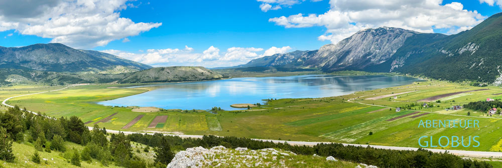 Blick vom Berg Zelena Kosa auf den Blidinje-See zwischen den Gebirgsmassiven Čvrsnica und Vran im Naturpark Blidinje.