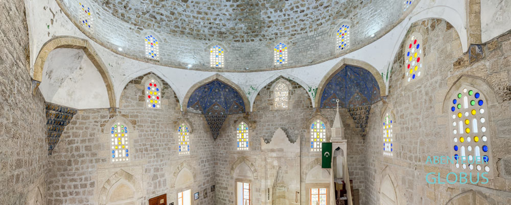 Kuppel, Nischen und bunte Glasfenster in der Sisman Ibrahim Pasina Moschee in Pocitelj