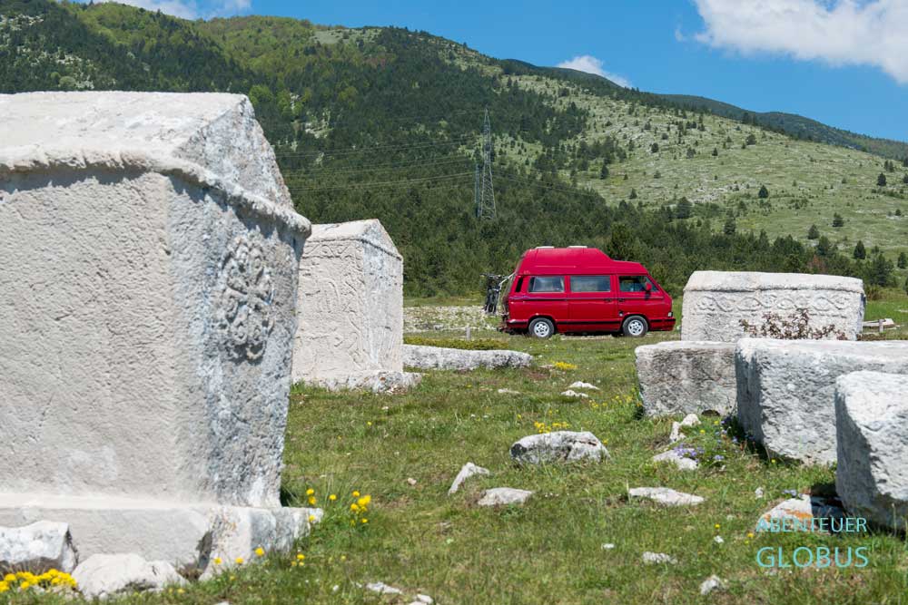 Roter Camper an der Nekropole Dugo Polje (Grabsteine der Bogomilen und UNESCO-Welterbestätte) im Naturpark Blidinje
