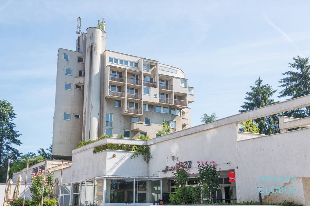 Verlassenes Hotel Visoko aus der Jugoslawienzeit in Visoko, entworfen von Zlatko Ugljen.