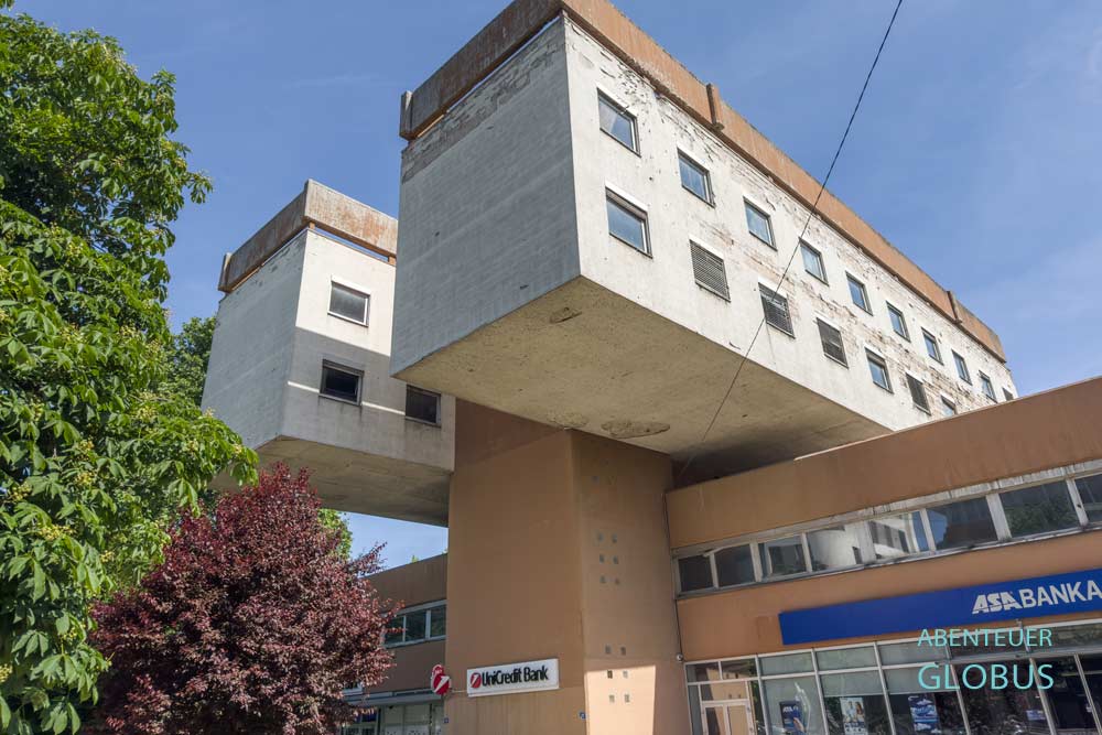 Monumentales Gebäude mit Banken in Visoko