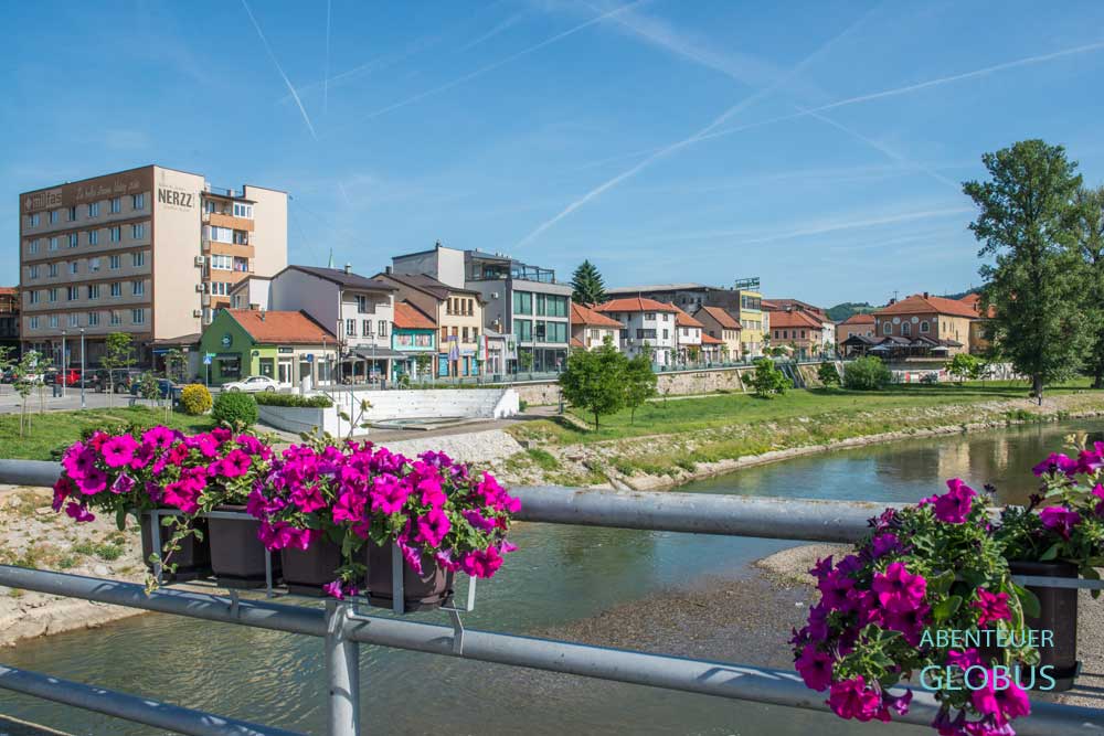 Häuser am Ufer der Fojnica in Visoko, wo der Fluss in die Bosna mündet.