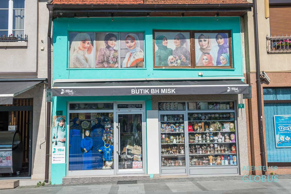 Schaufenster einer Damenboutique für muslimische Mode in Visoko, Bosnien und Herzegowina.