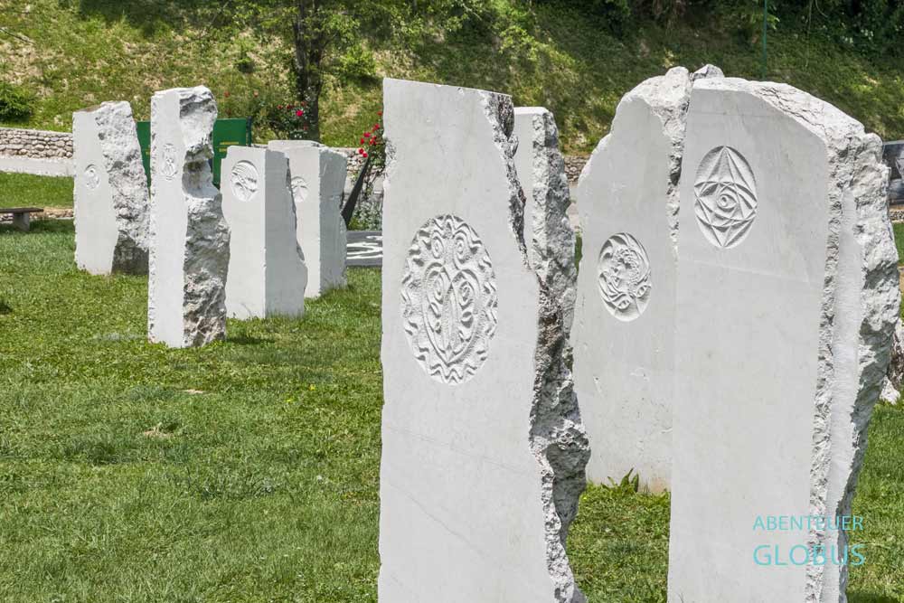 Steinskulpturen auf einer Wiese im Ravne Park 2 in Visoko, Bosnien und Herzegowina