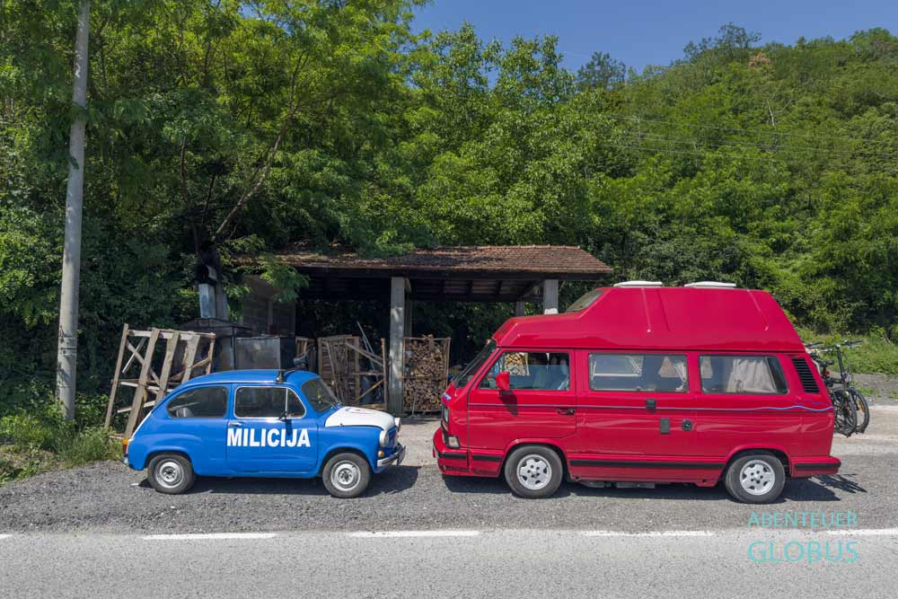 Zwei Oldtimer: VW T3 Bulli und Polizei Fiat auf einem Parkplatz zwischen Jajce und Krupa na Vrbasu, Bosnien und Herzegowina