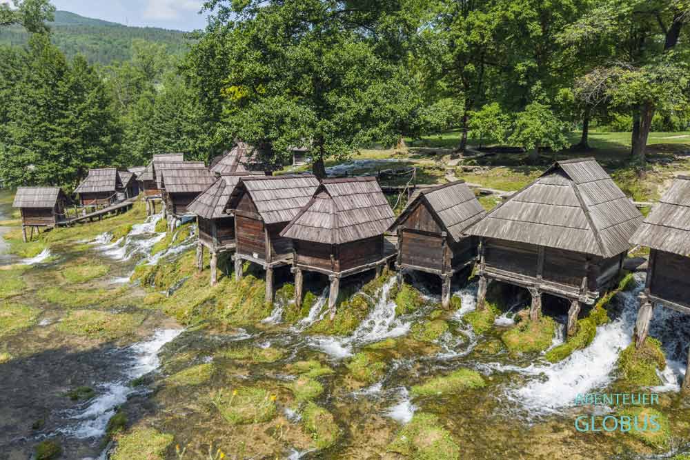 Wassermühlen Mlincici mit Wasserfällen zwischen Kleinen und Großen Pliva-See in Jajce