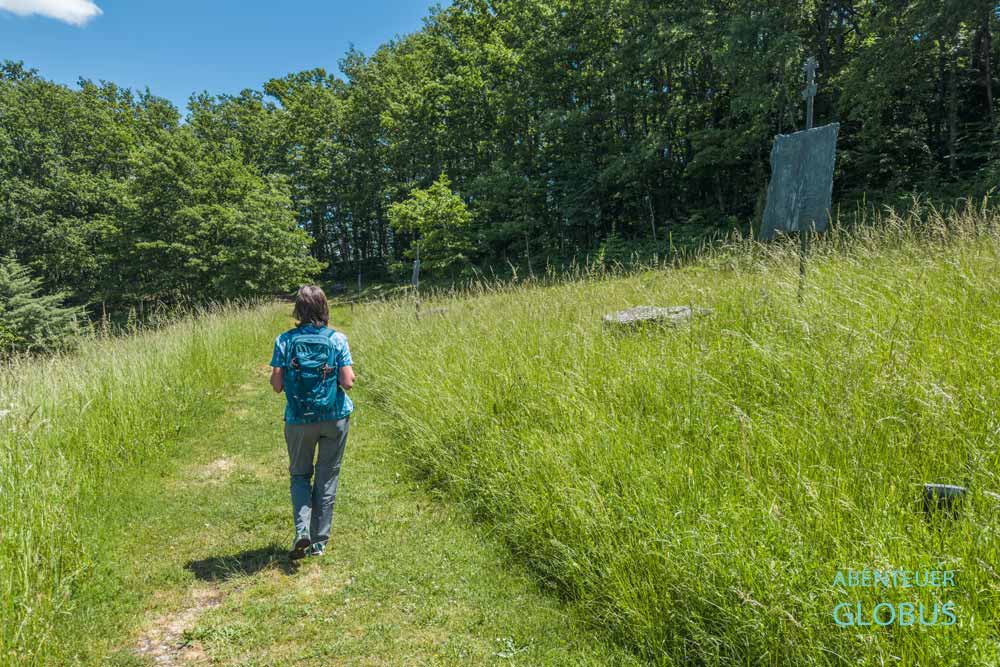 Pilgerin auf dem Kreuzweg am Franziskanerkloster Rama-Scit auf der Halbinsel Scit im Rama-See
