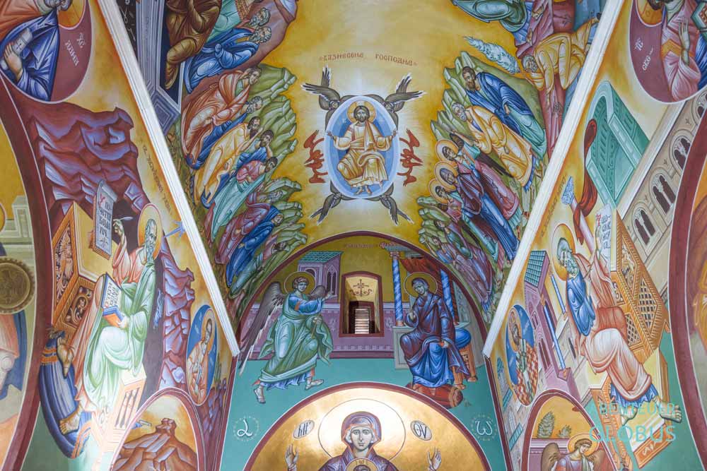 Bunte Ikonen an Wänden und Decken im Kloster Zitomislici in Zitomislici