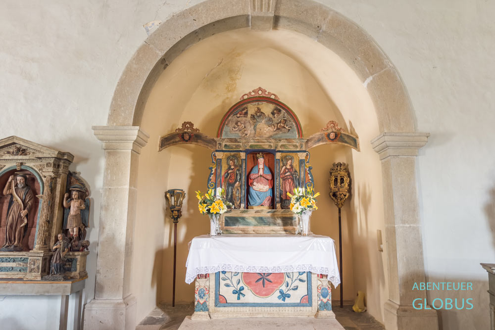Holzaltäre in der Rosenkranz-Kirche in Draguc auf der Halbinsel Istrien in Kroatien