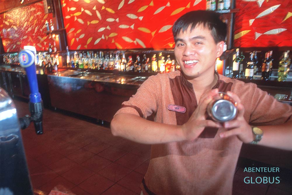Ein Barkeeper mixt einen Cocktail in Nha Trang, Vietnam.