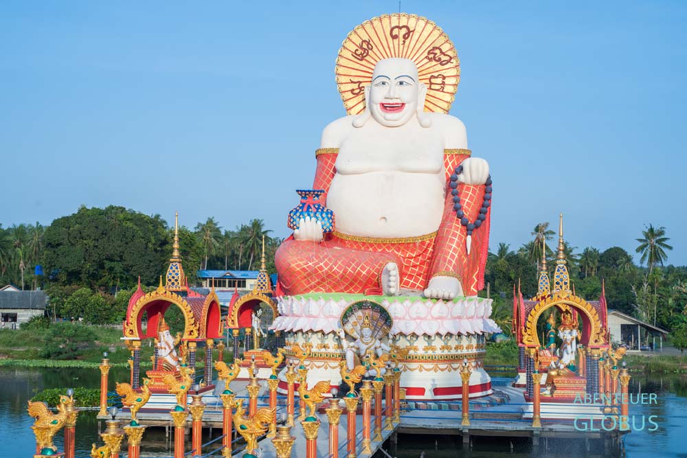 Bunte Buddha-Statue im Wat Plai Laem auf Koh Samui