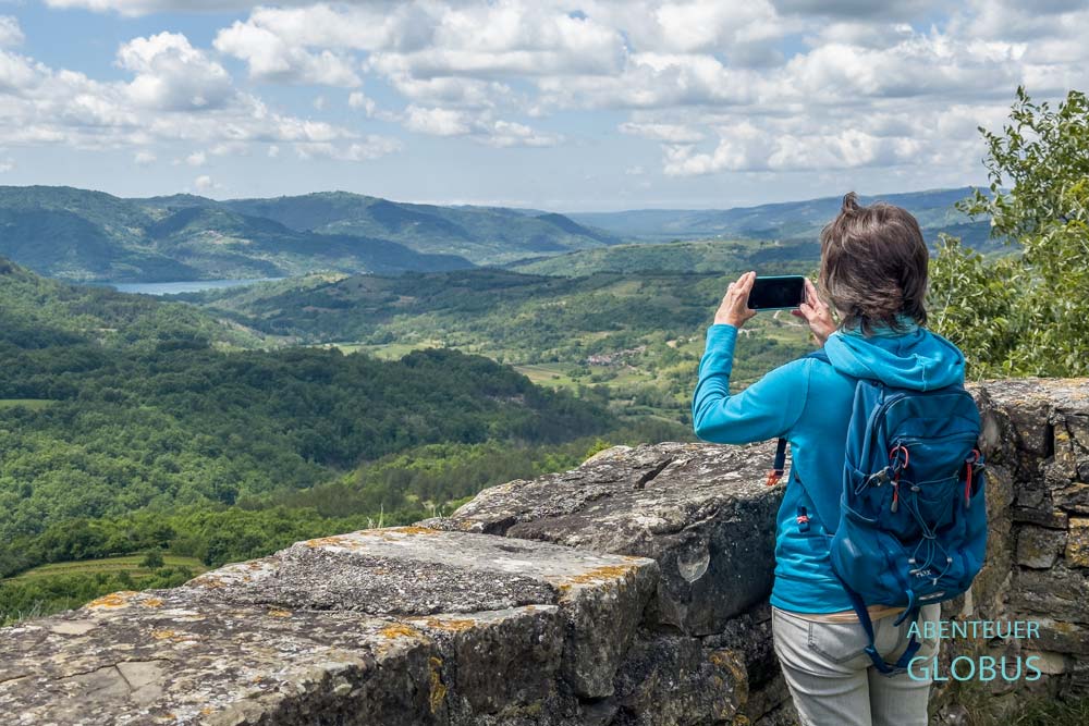 Besucherin auf der Bastion in Draguc mit Blick auf die grüne Hügellandschaft und den Butoniga-See auf der Halbinsel Istrien