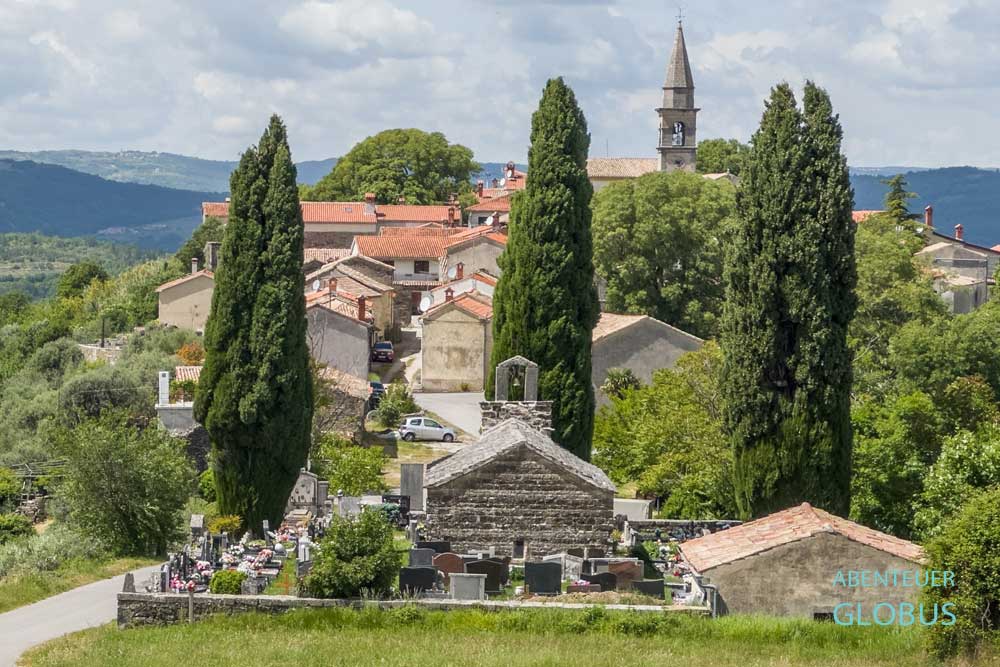 Kirche des heiligen Eliseus als Friedhofskapelle in Draguc in Kroatien
