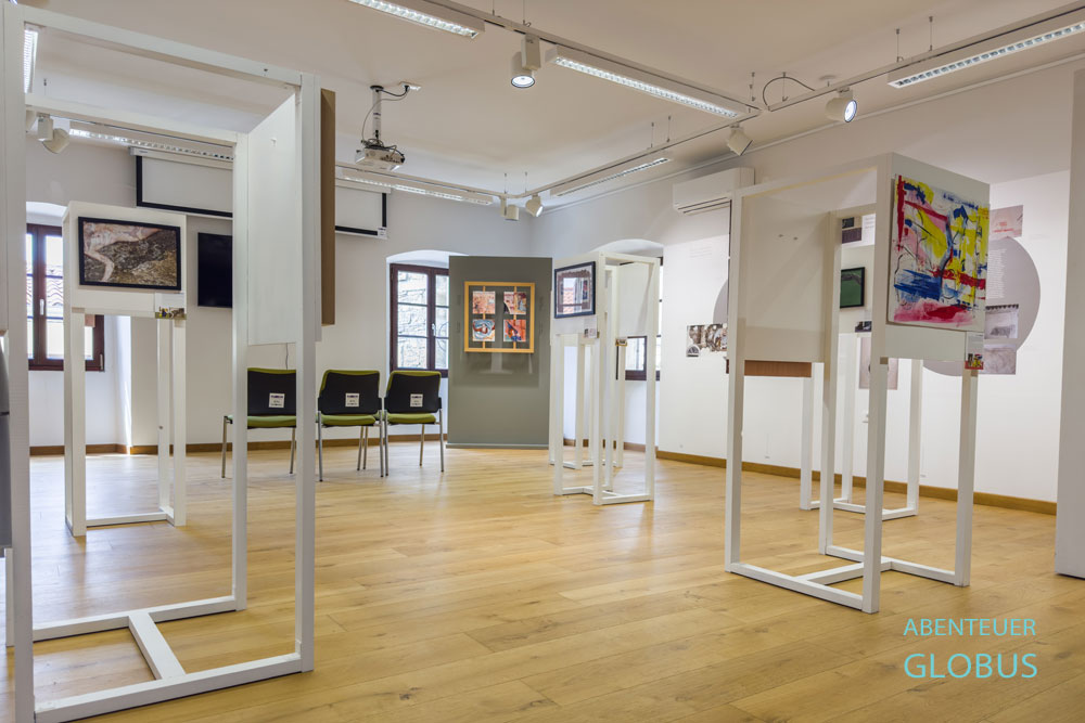 Bilder auf Aufstellern im Besucherzentrum und Museum Haus der Fresken in Draguc auf der Halbinsel Istrien