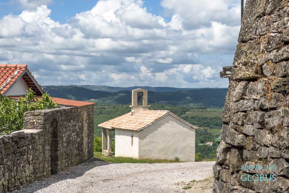 Kirche des heiligen Rochus Zwischen Mauerresten in Draguc in Kroatien