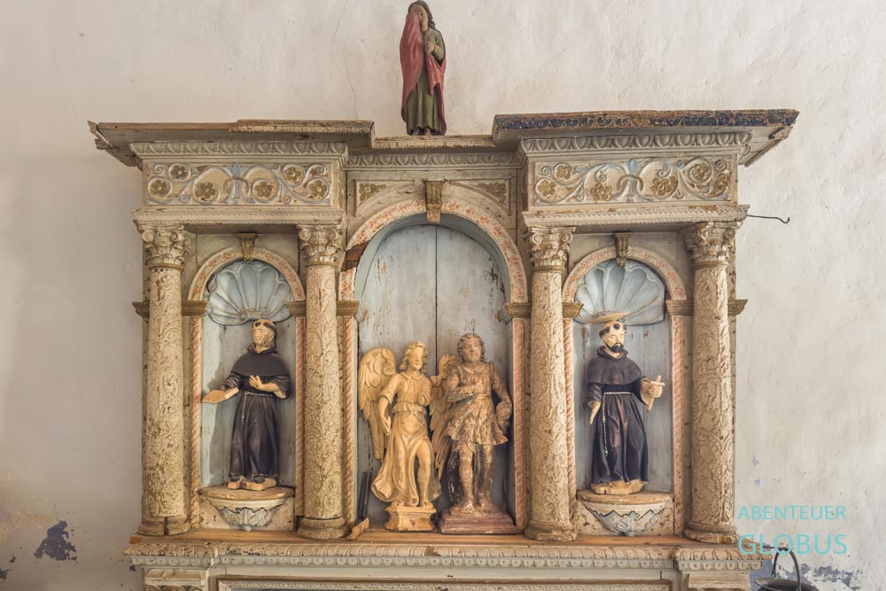 Holzaltar in der Kirche des Hl. Rosenkranzes in Draguc in Kroatien