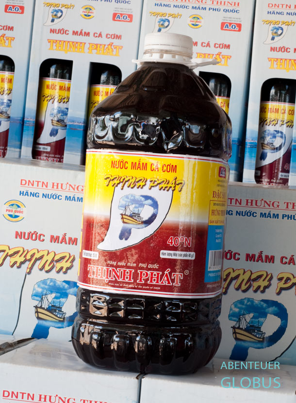 Eine volle Plastikflasche mit Fischsoße steht auf einem Verpackungskarton in Vietnam.