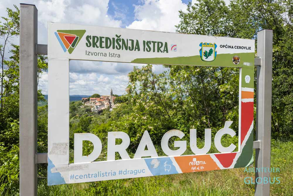 Ein Rahmen mit dem Schriftzug Draguc vor dem gleichnamigen Ort in Istrien.