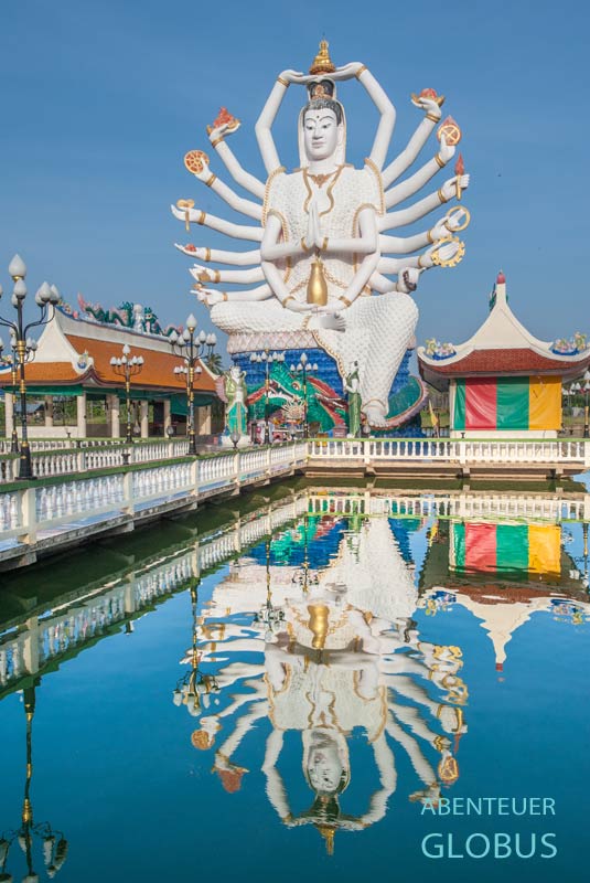 14-armige Guan Lin Statue im Wat Plai Laem spiegelt sich im Wasser auf Koh Samui