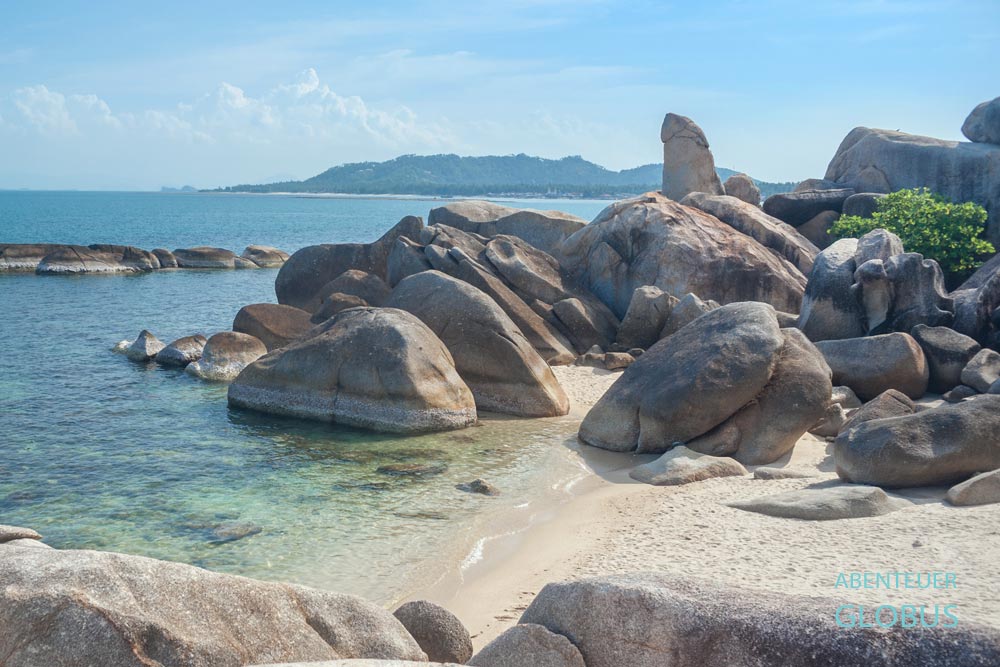 Grandfather und Grandmother Rocks mit menschenleeren Strand auf Koh Samui