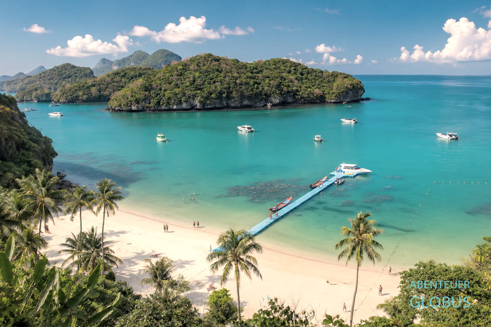 Blick vom Berg auf den Palmenstrand der Insel Koh Wua Ta Lap im Ang Thong National Marine Park nahe Koh Samui.
