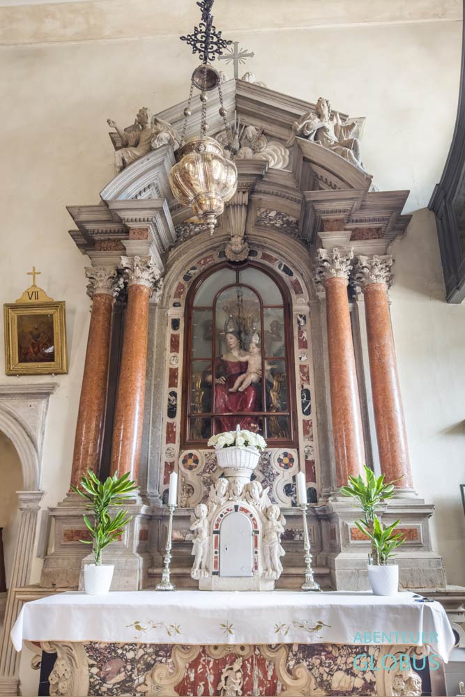 Prächtiger Altar in der Pfarrkirche Maria Verkündigung in Svetvincenat