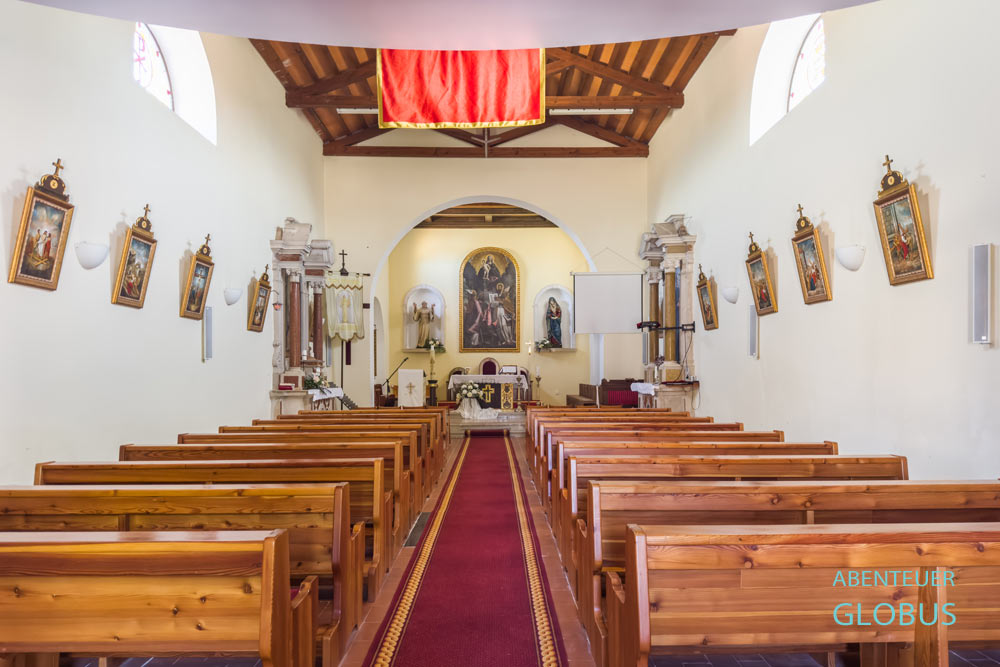 Inneres der einschiffigen Pfarrkirche des Heiligen Bernhard in Funtana, Kroatien