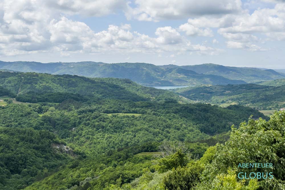Grüne Hügel und Butoniga-See bei Draguc auf der Halbinsel Istrien in Kroatien