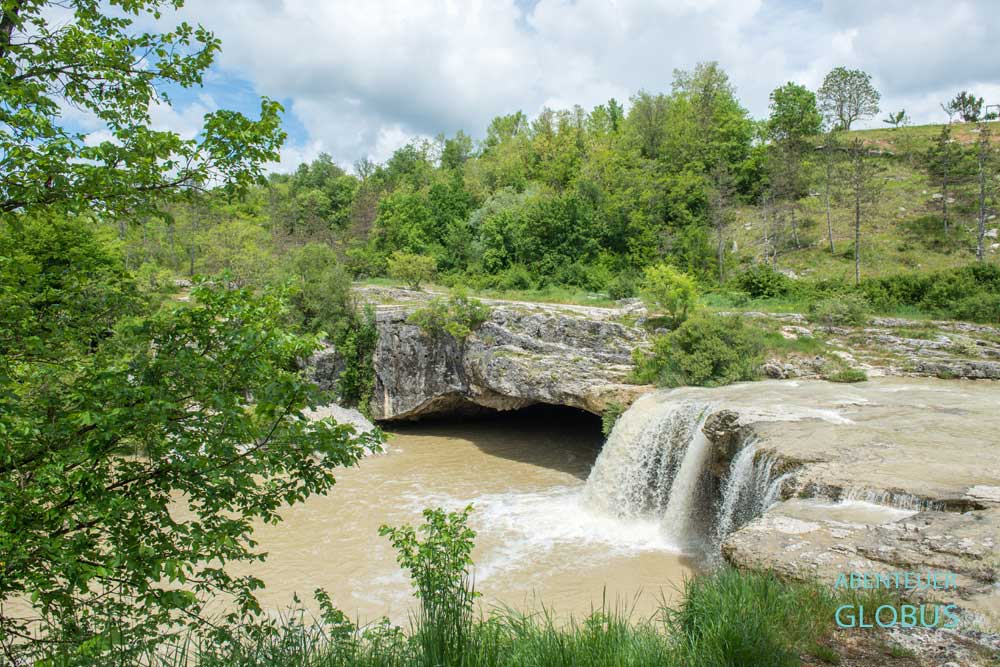 Wasserfall Zarecki Krov inmitten der Natur bei Pazin in Kroatien