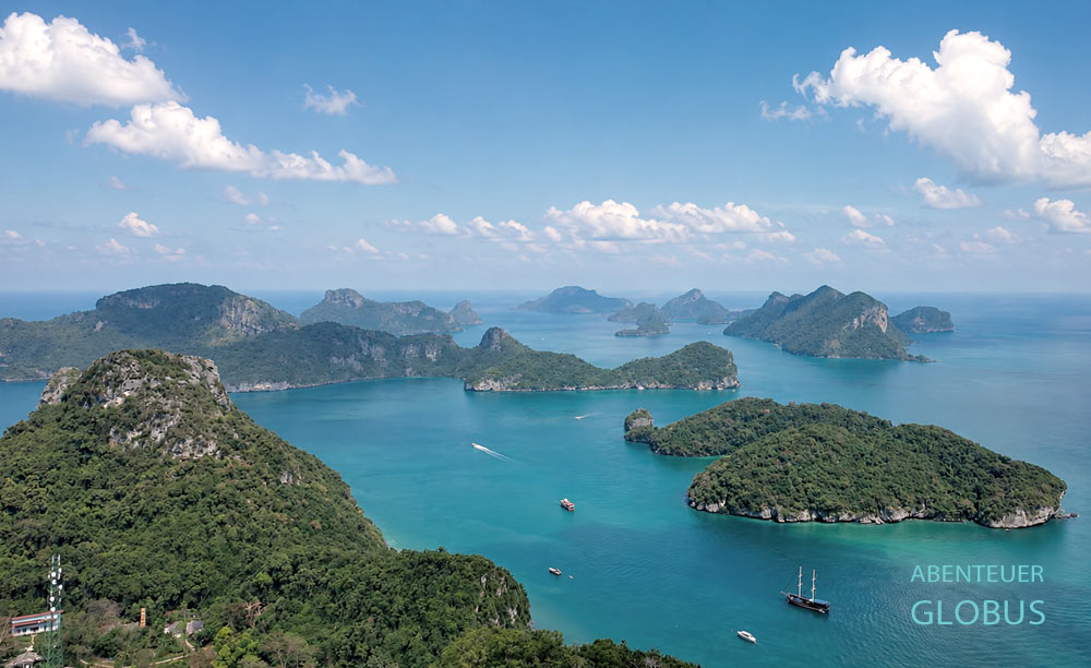 Blick vom Pha Jun Jaras Viewpoint auf die Inselwelt und Boote im Golf von Thailand bei Koh Samui.