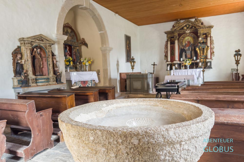 Inneres der Kirche der seligen Jungfrau Maria vom Heiligen Rosenkranz mit Taufbecken und Altären in Draguc
