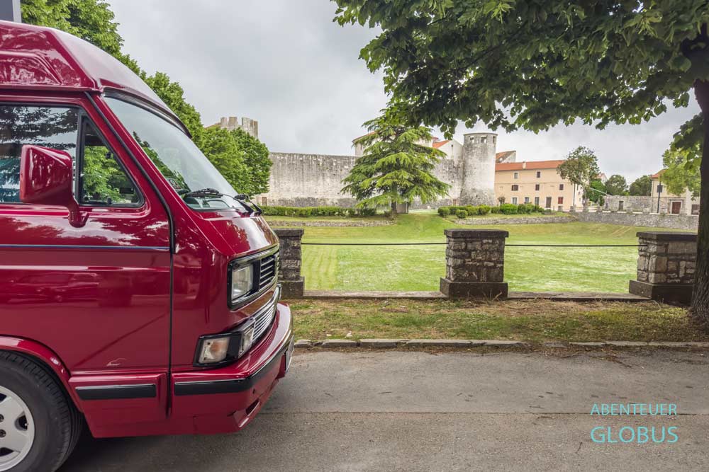 Roter Bulli VW T3 vor dem Kastell Morosini-Grimani in Svetvincenat in Kroatien
