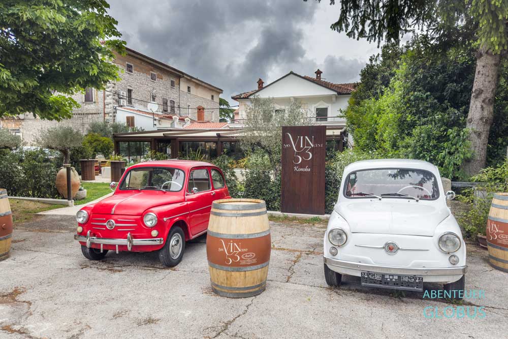 Roter und weißer Fiat Oldtimer vor der San Vincent 53 Konoba in Svetvincenat auf der Halbinsel Istrien in Kroatien