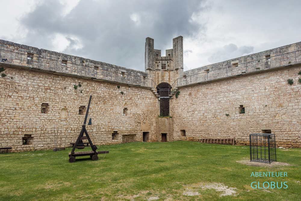 Innenhof mit zwei Mauern und Turm vom Kastell Morosini-Grimani in Svetvincenat