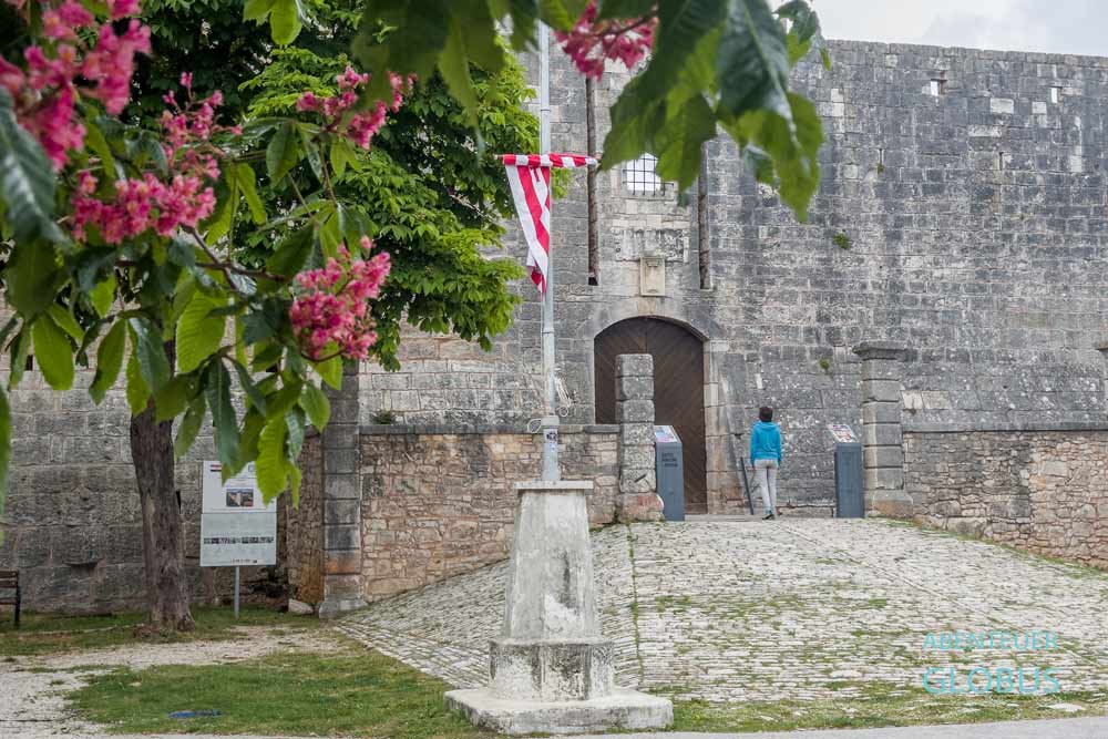 Besucherin vor dem Eingang zum Kastell Morosini-Grimani in Svetvincenat in Kroatien