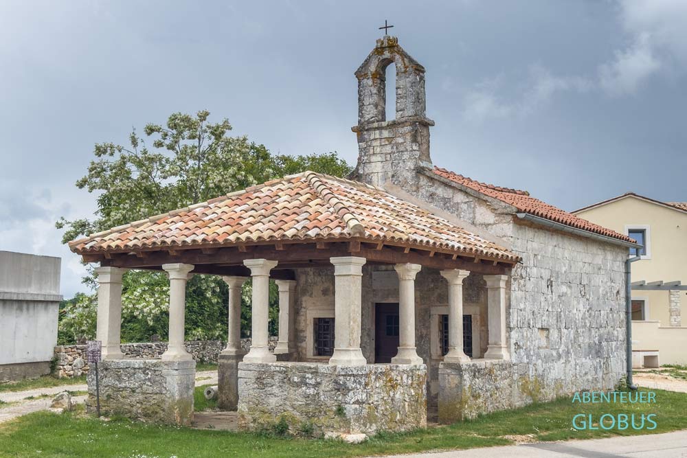 Kirche St. Katharina mit Laube in Svetvincenat auf der Halbinsel Istrien