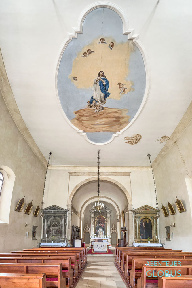 Kirchenschiff mit Altären und Gemälde an der Decke der Pfarrkirche Maria Verkündigung in Svetvincenat, Istrien, Kroatien