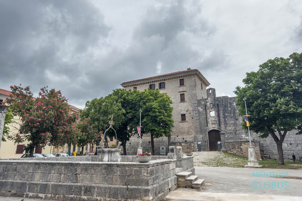 Renaissance-Platz mit Zisterne und Kastell Morosini-Grimani in Svetvincenat in Kroatien