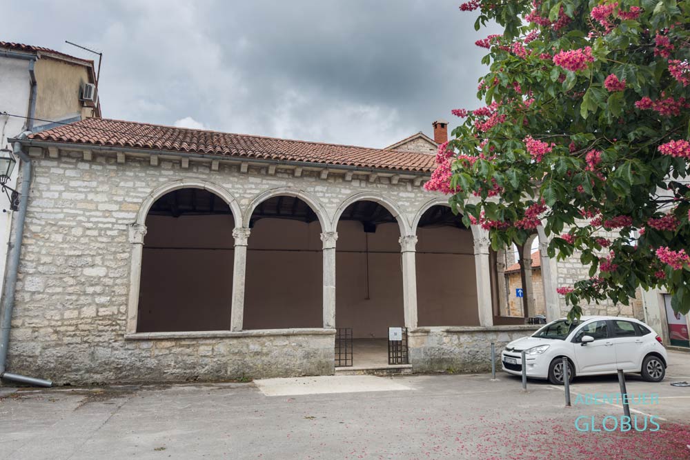 Stadtloggia am Hauptplatz von Svetvincenat auf Istrien 
