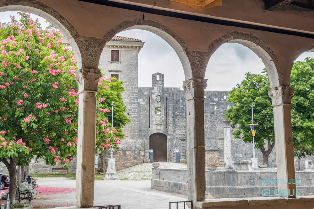 Im Vordergrund die Bögen der Stadtloggia und Blick zum Kastell Morosini-Grimani in Svetvincenat in Kroatien