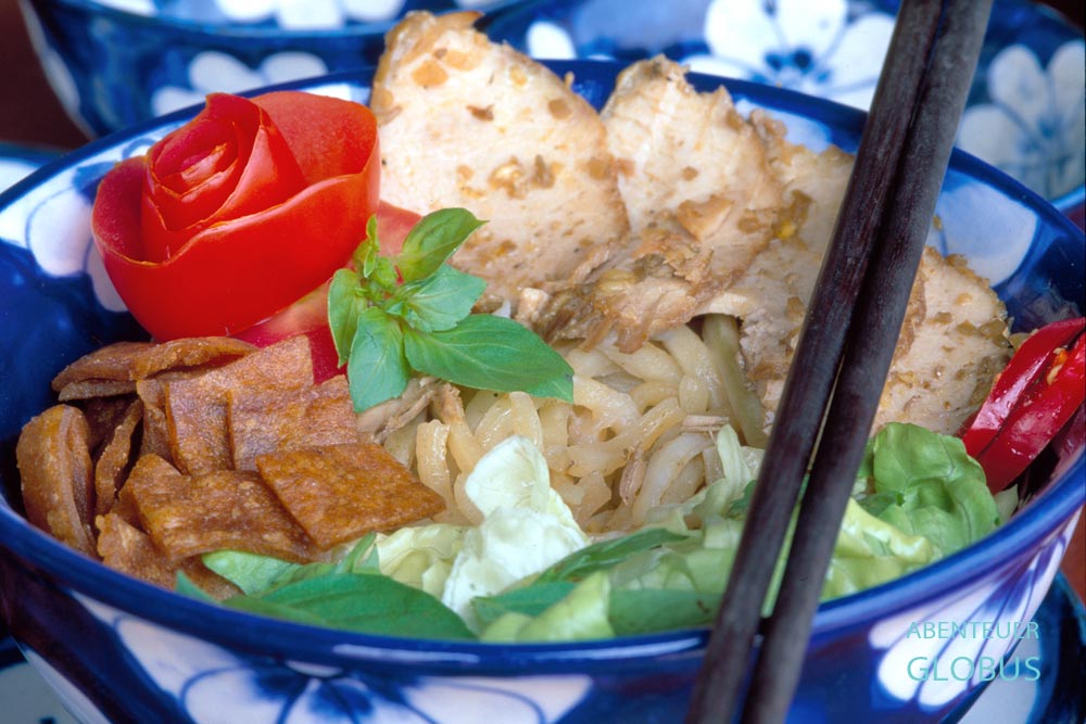 Eine Schale mit der traditionellen Nudelsuppe Cao Lầu aus Hoi An in Vietnam.